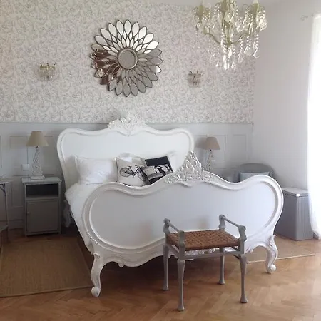 Le Manoir Bed & Breakfast *
